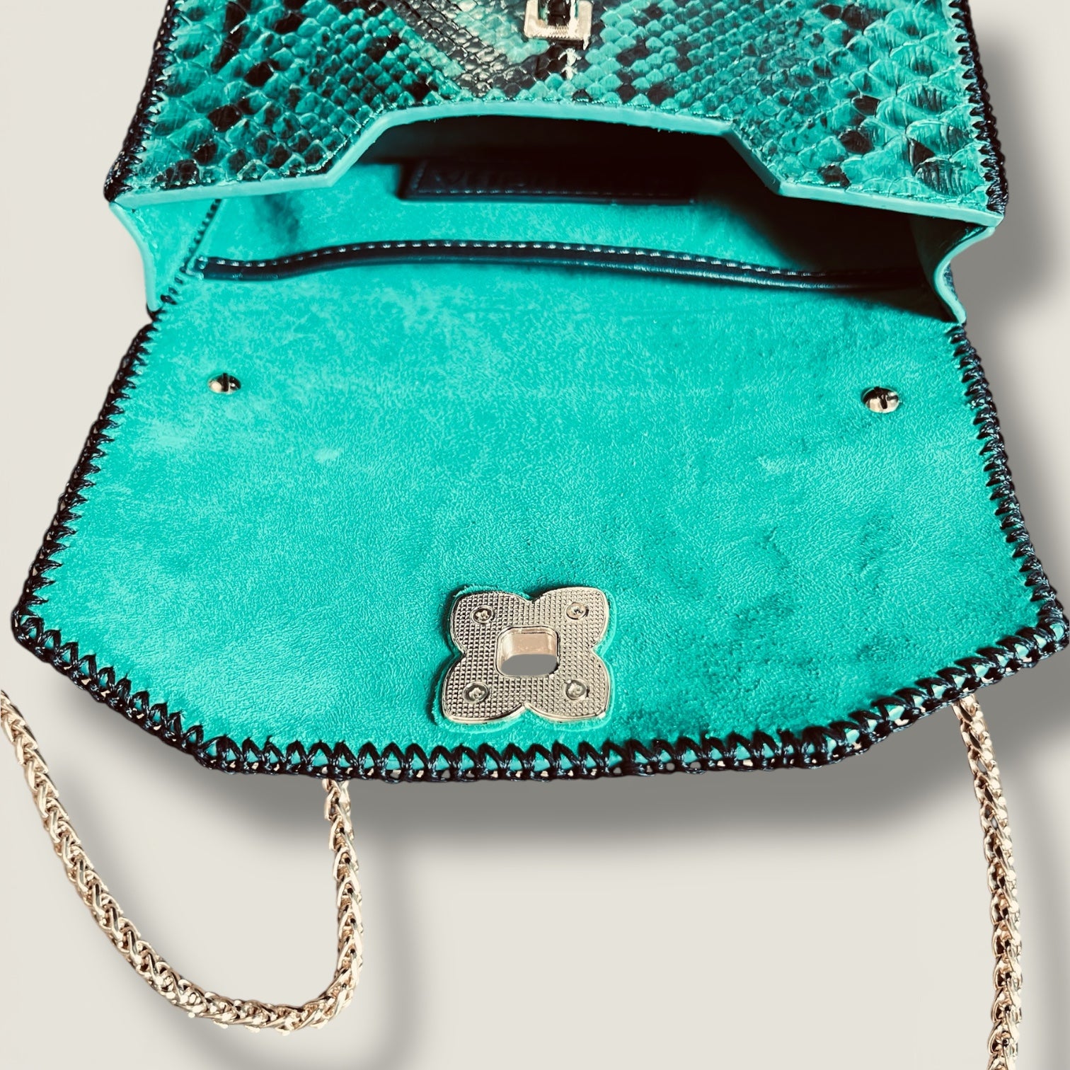 Refined Classic Leather Bag - Sophisticated Everyday Elegance